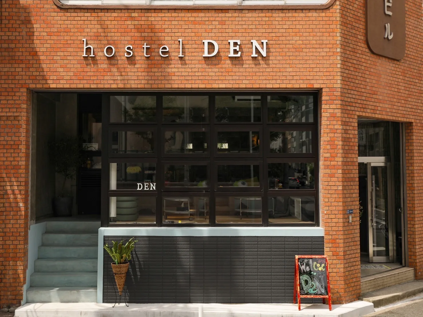 昼のhostel DENの外観